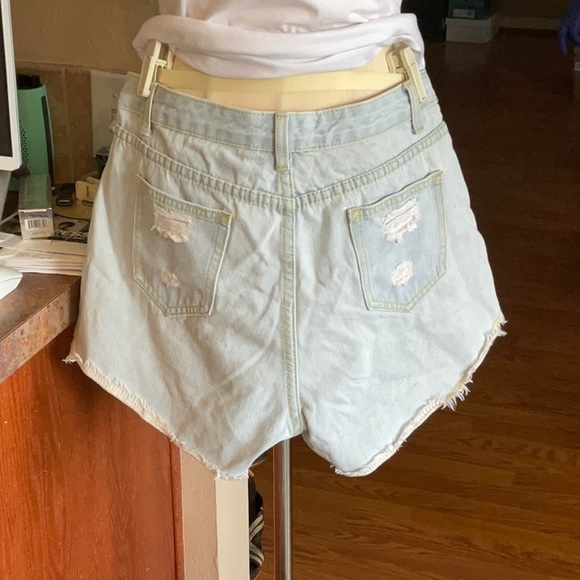 ETWO Jean Shorts with Pink Embroidered Flowers Size L, Preowned - Picture 5 of 13